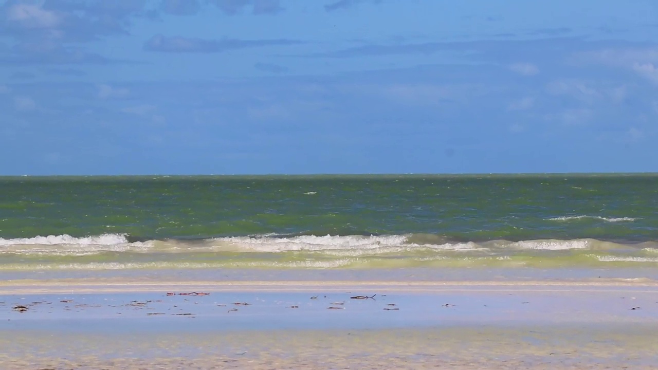 天然的Holbox岛沙滩沙洲全景碧绿的海水波墨西哥。视频素材