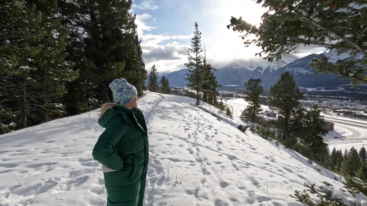 第一个视角的观点，作为妇女走过雪在冬季景观视频素材