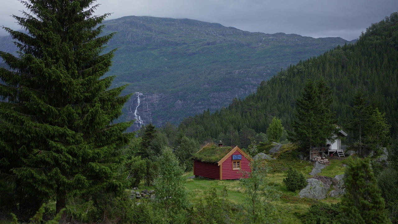 挪威村庄在山上的风景视频素材