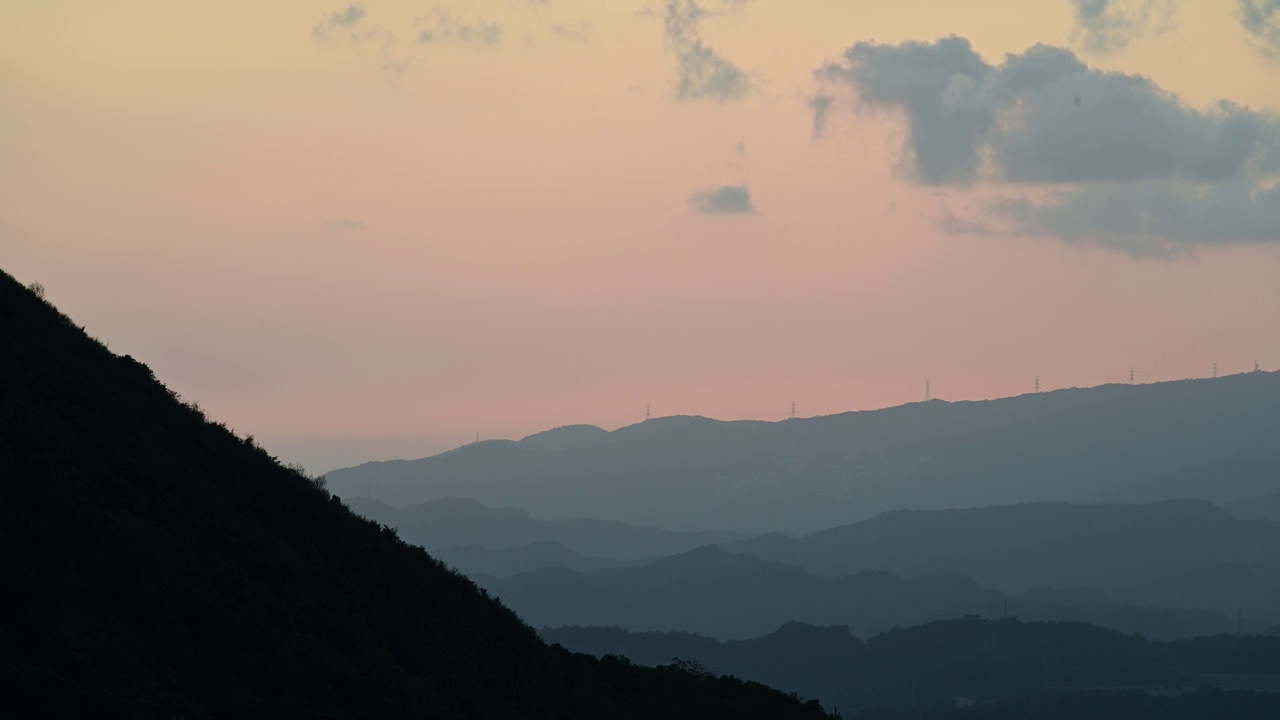 日落地平线的完整记录。依山傍海的村庄。视频素材