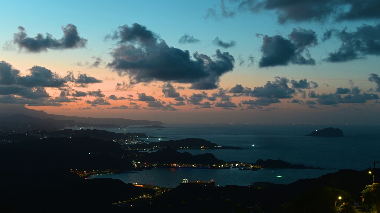 日落地平线的完整记录。依山傍海的村庄。视频素材