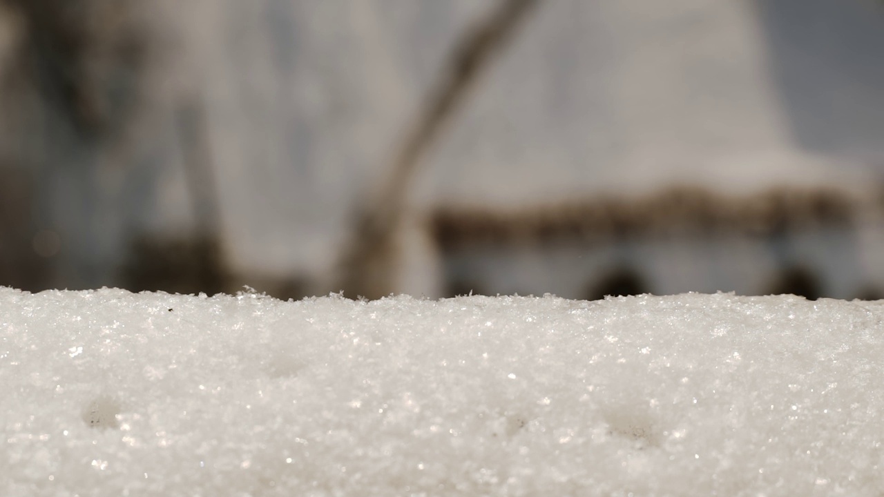 在阳光明媚的冬天，窗台上覆盖着一层冰冻的白雪。视频素材