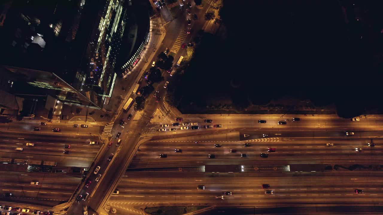 Excellent night aerial view of Av. Alfredo Benavides and Vía Expresa Luis Bedoya Reyes in the city of Lima.视频素材