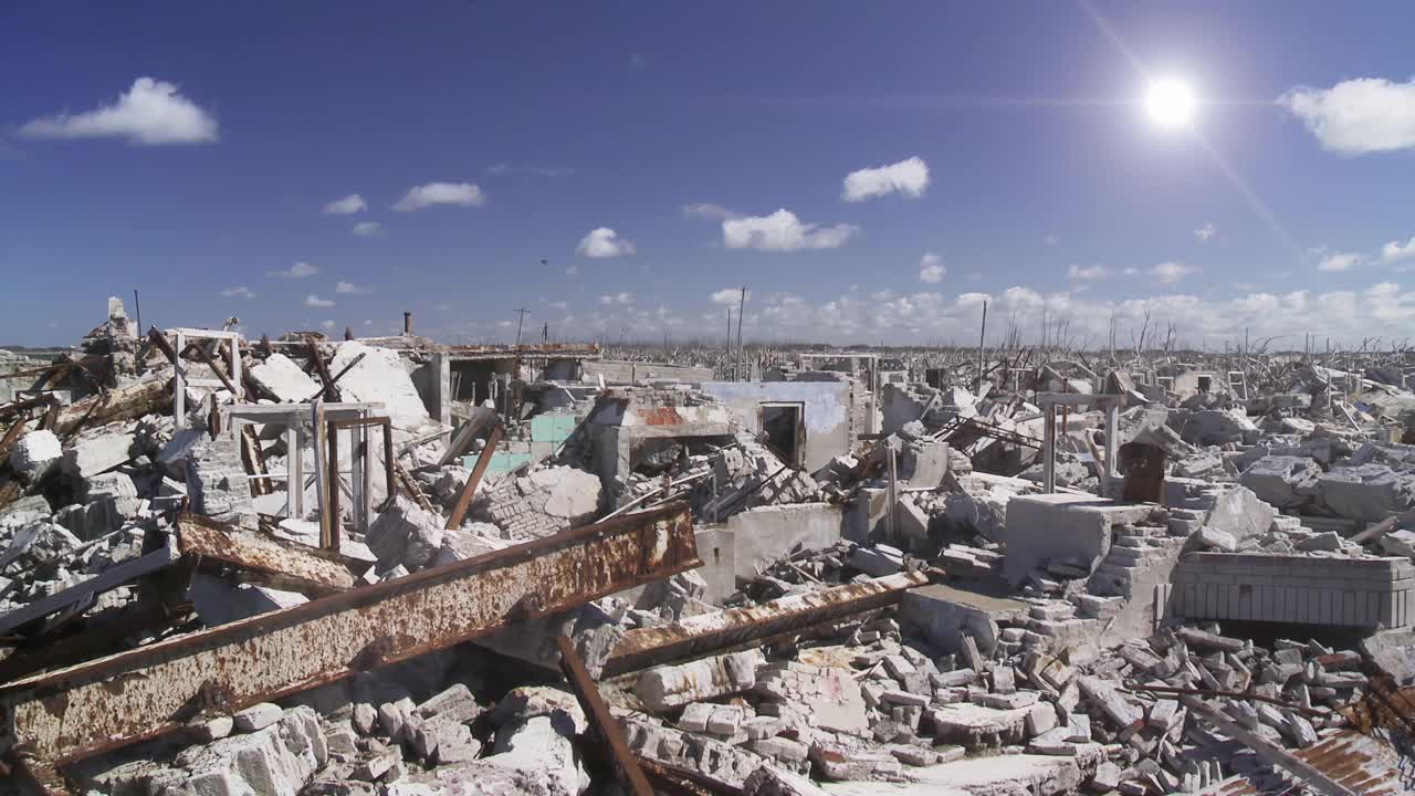 “Villa Epecuen”中倒塌的建筑，阿根廷布宜诺斯艾利斯省的一个幽灵淹没的城镇。4K分辨率。视频素材