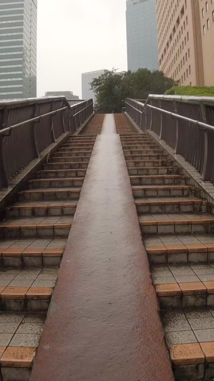 在下雨天走上人行天桥的台阶视频素材