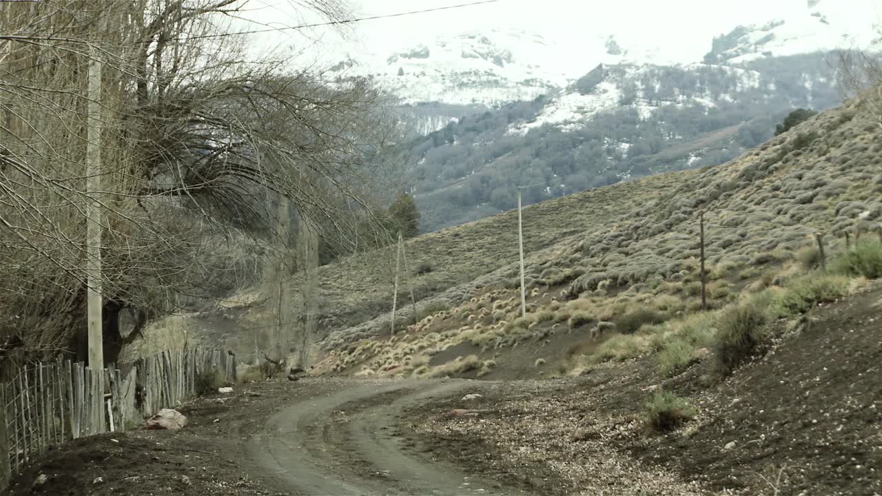 阿根廷巴塔哥尼亚安第斯山脉的土路上的一辆旧皮卡。4K分辨率。视频素材