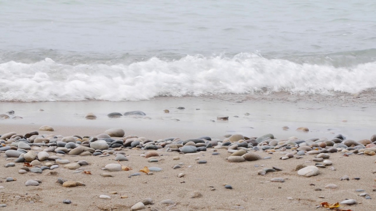 美丽的镜头在海边的海浪在4K视频素材