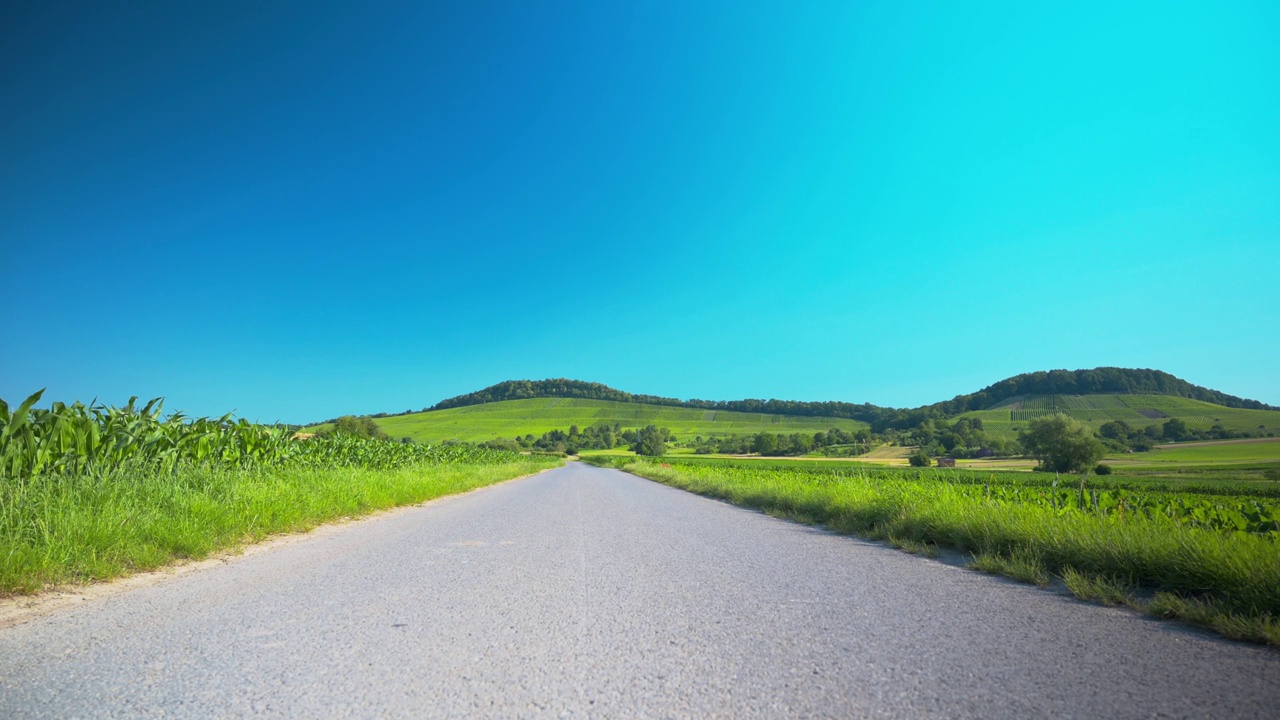 道路穿过草地与山在背景视频素材