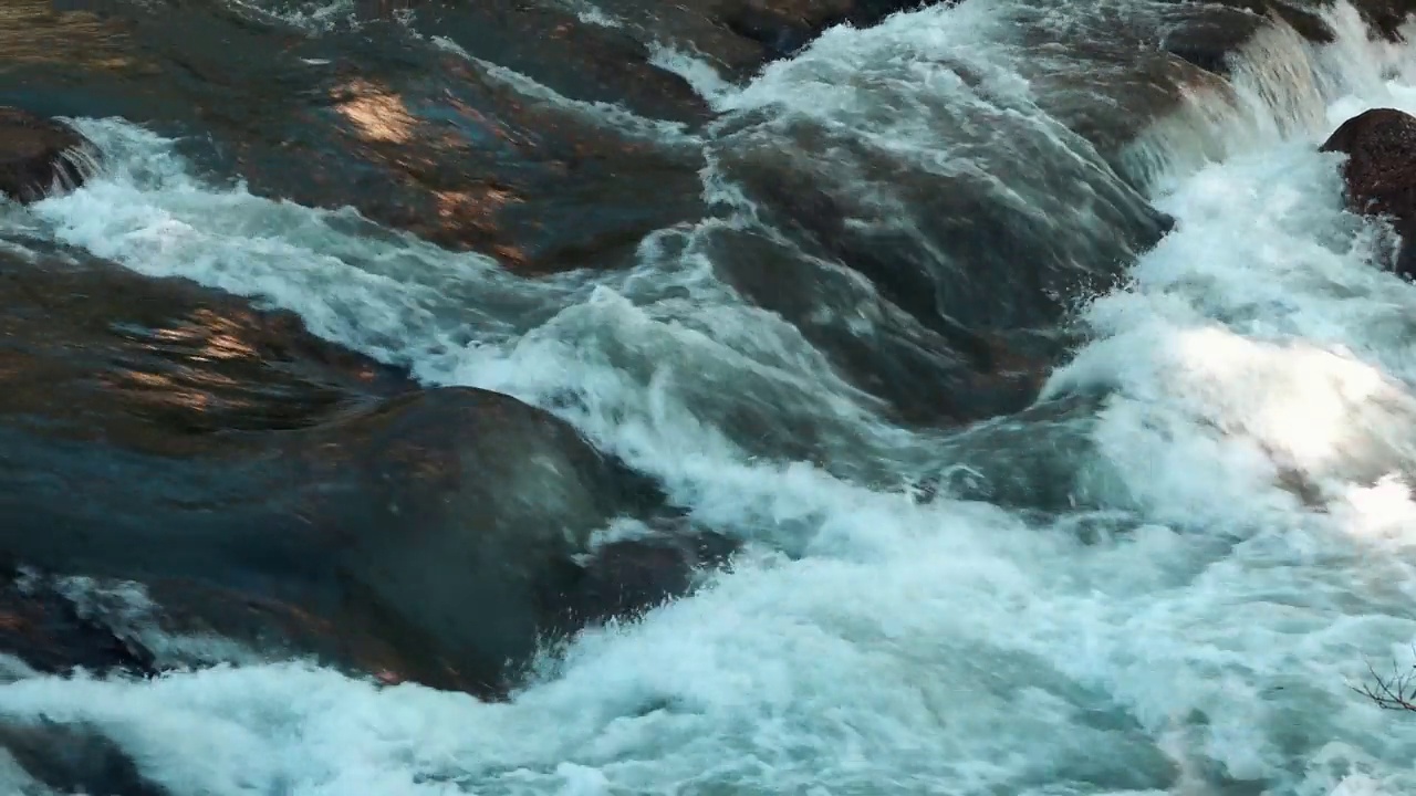 溪水在石头上流动视频素材