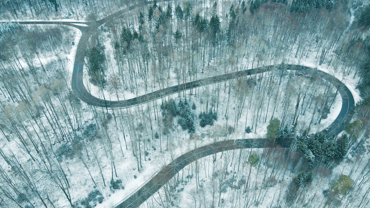 冬季山路上道路交通的时间变化视频素材