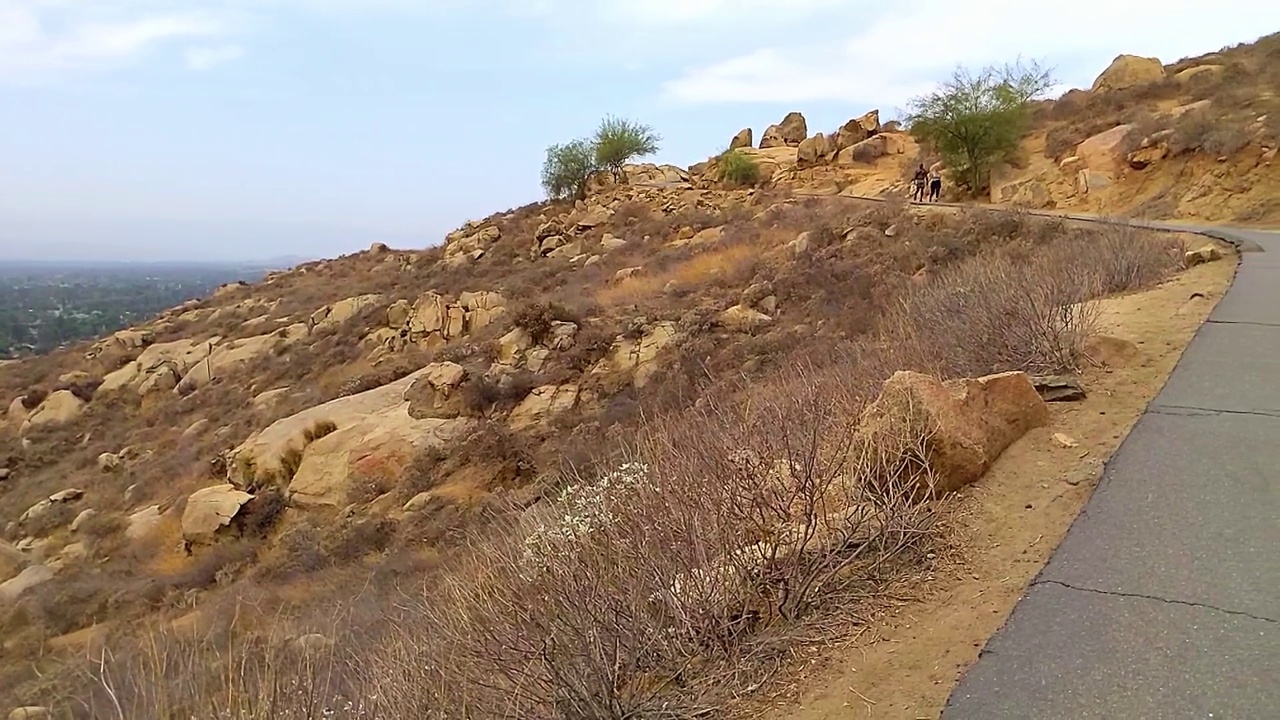 鸟瞰小镇从狭窄的道路环绕山附近的大岩石在高清视频素材