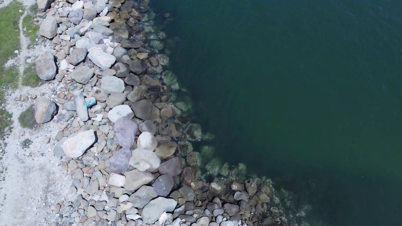 陆地和水域的鸟瞰图，港口和船只停泊在4k视频素材