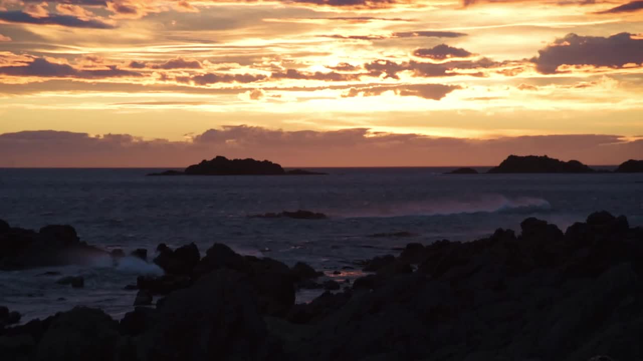 海浪拍打着夕阳视频素材