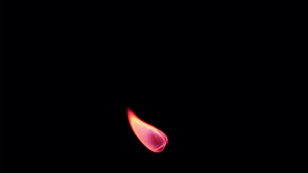 动画红色蜡烛火焰隔离在黑屏上。视频素材