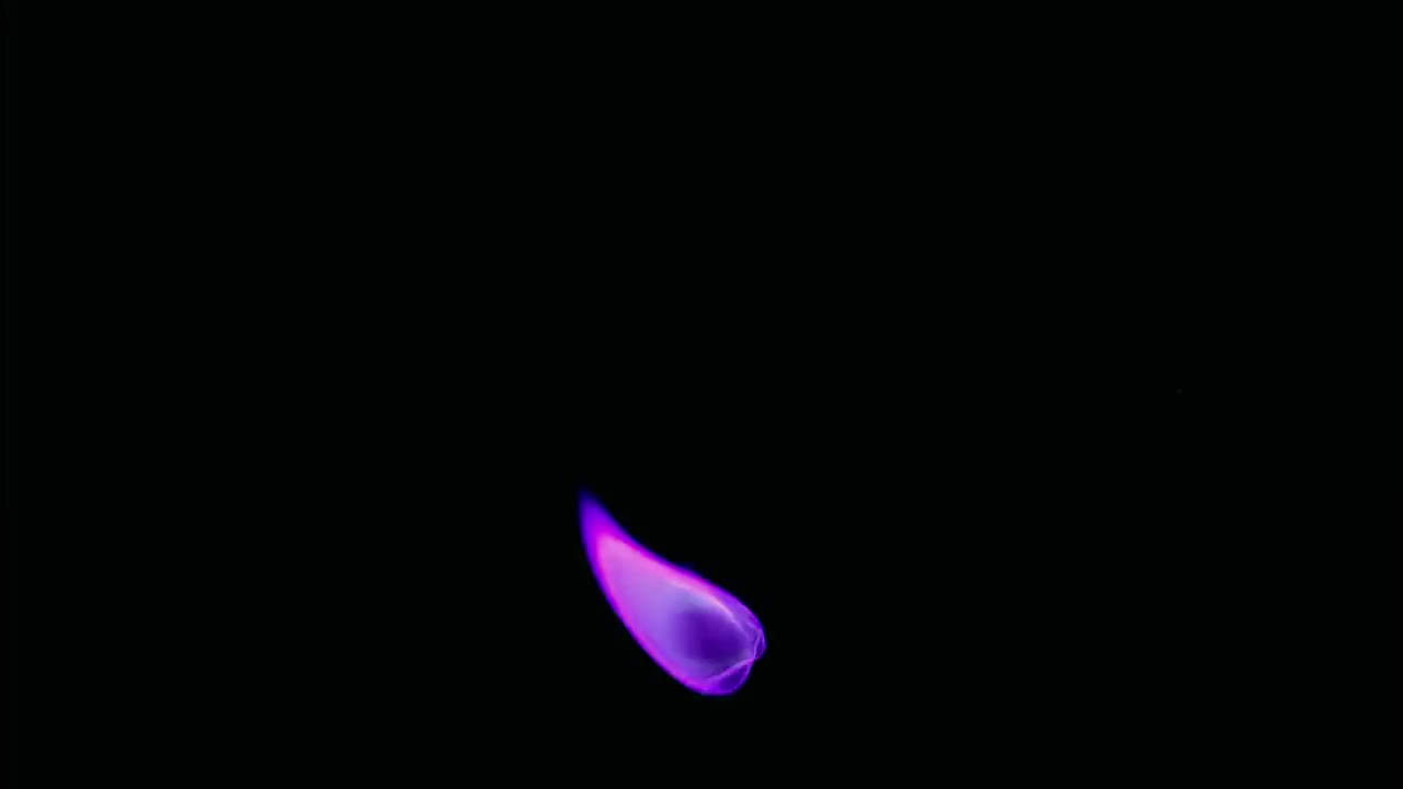 动画紫色蜡烛火焰隔离在黑屏上。视频素材