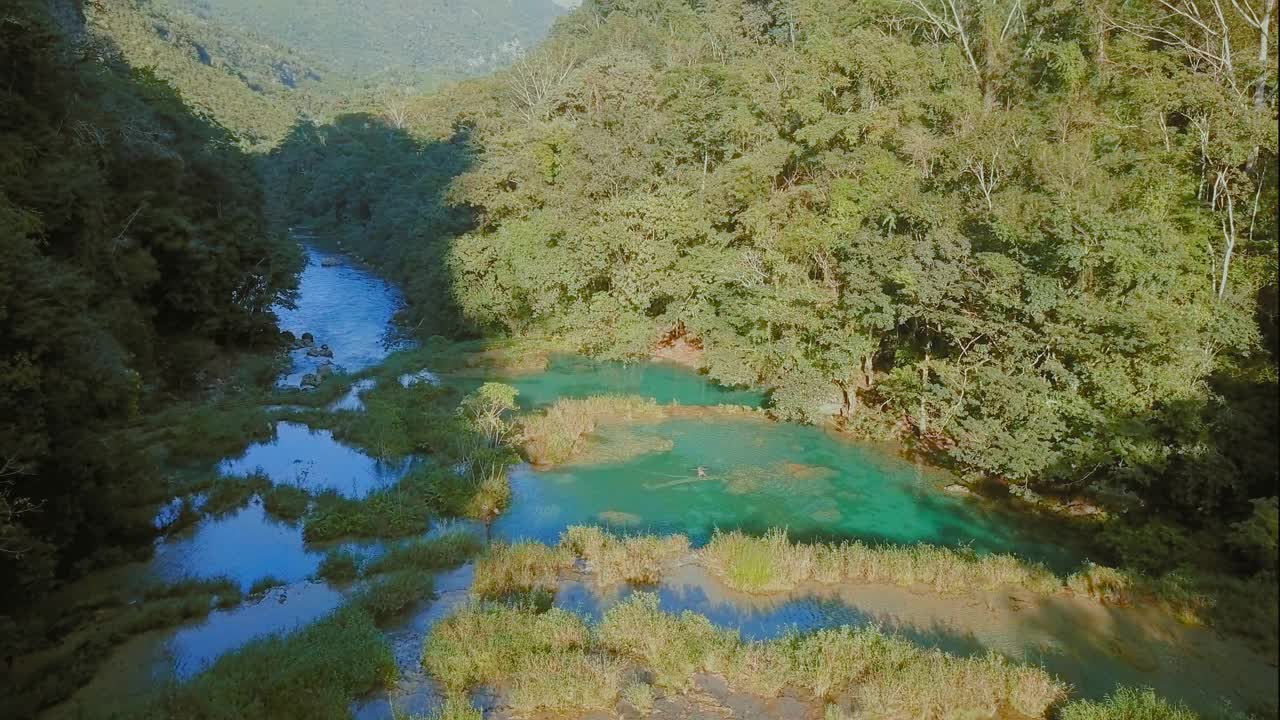 危地马拉树木环绕的Semuc Champey瀑布的角度vi视频。视频素材