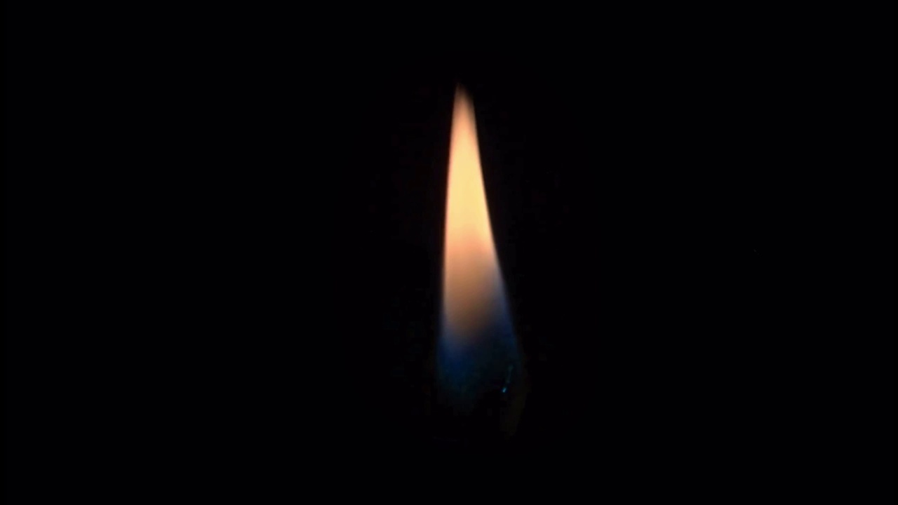 动画橙色蜡烛火焰隔离在黑屏上。视频素材