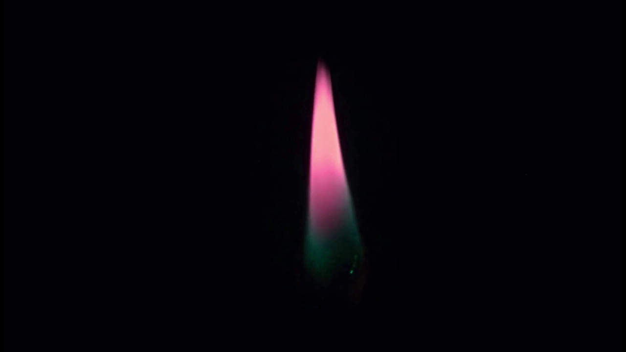 动画紫色蜡烛火焰隔离在黑屏上。视频素材