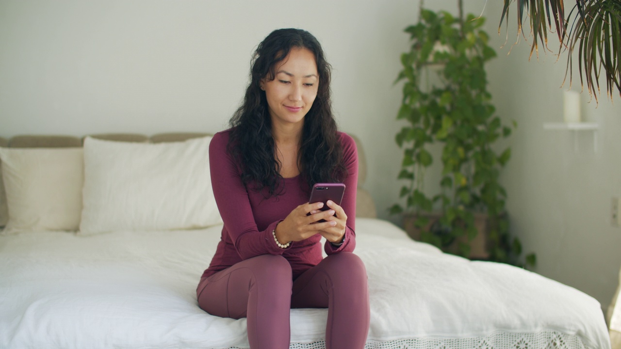 一个年轻女子坐在她的座位上用手机视频素材