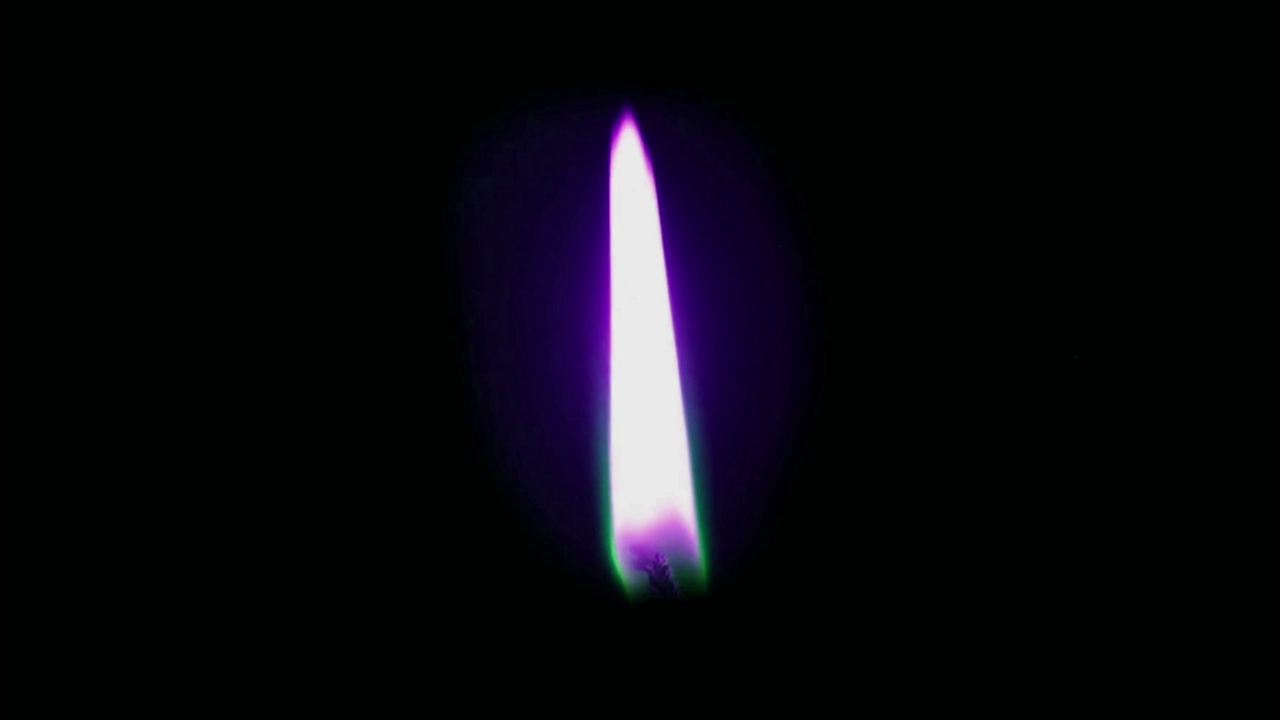 动画蓝色蜡烛火焰隔离在黑色屏幕上。视频素材