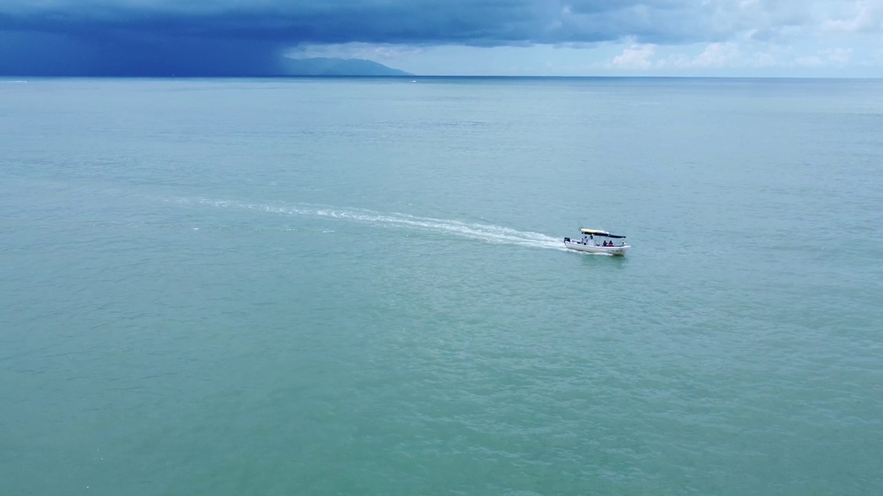 航拍的帆船与游客航行在海水在4K视频素材