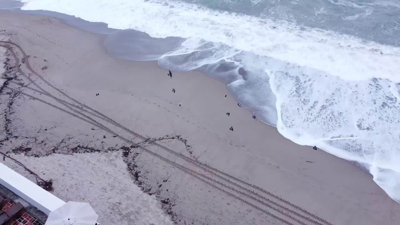 4K的海浪拍打海岸的航拍视频素材