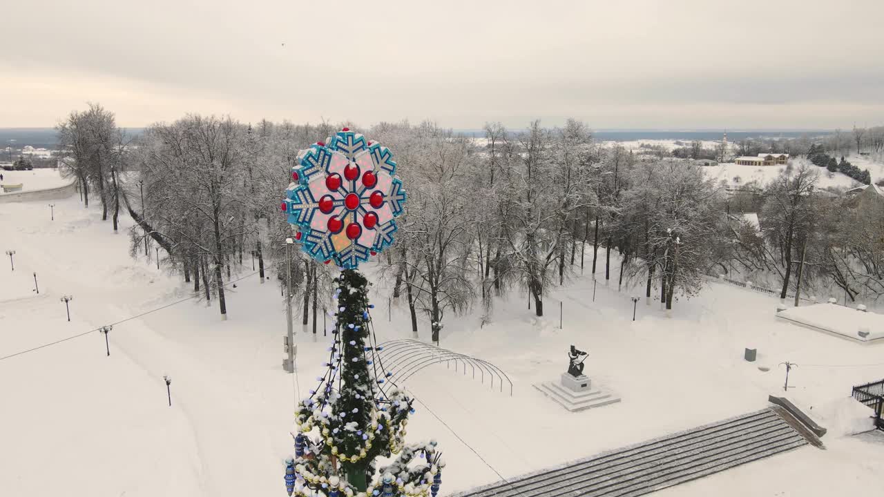 五彩缤纷的美丽雪花在城市圣诞树的顶部。视频素材