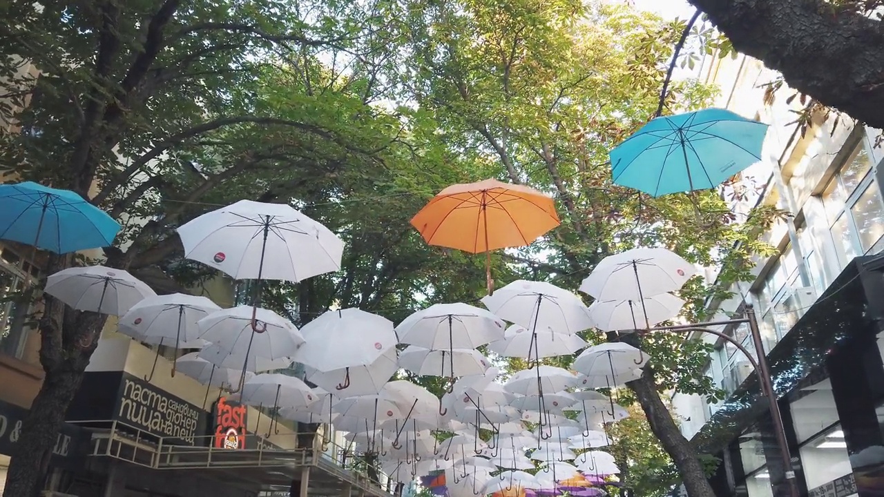 街道上装饰着彩色雨伞视频素材