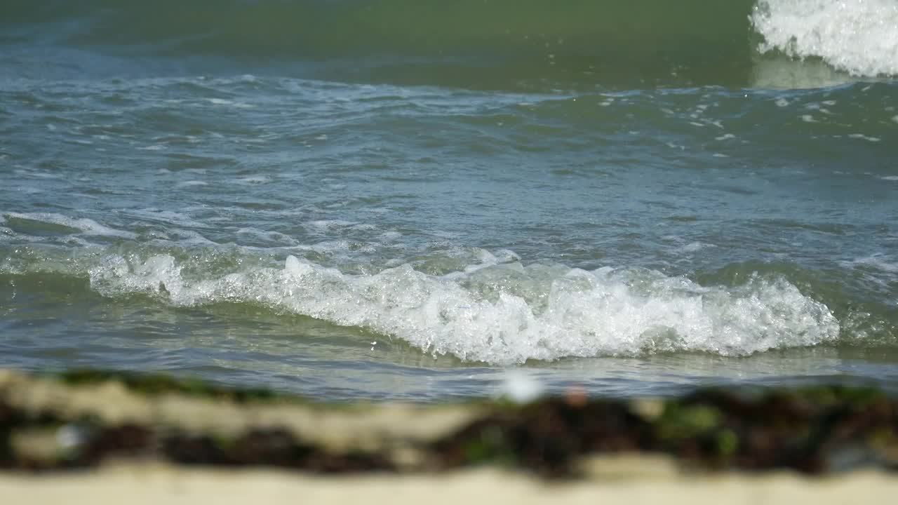 近距离的海滩海浪滚动在夏天视频素材