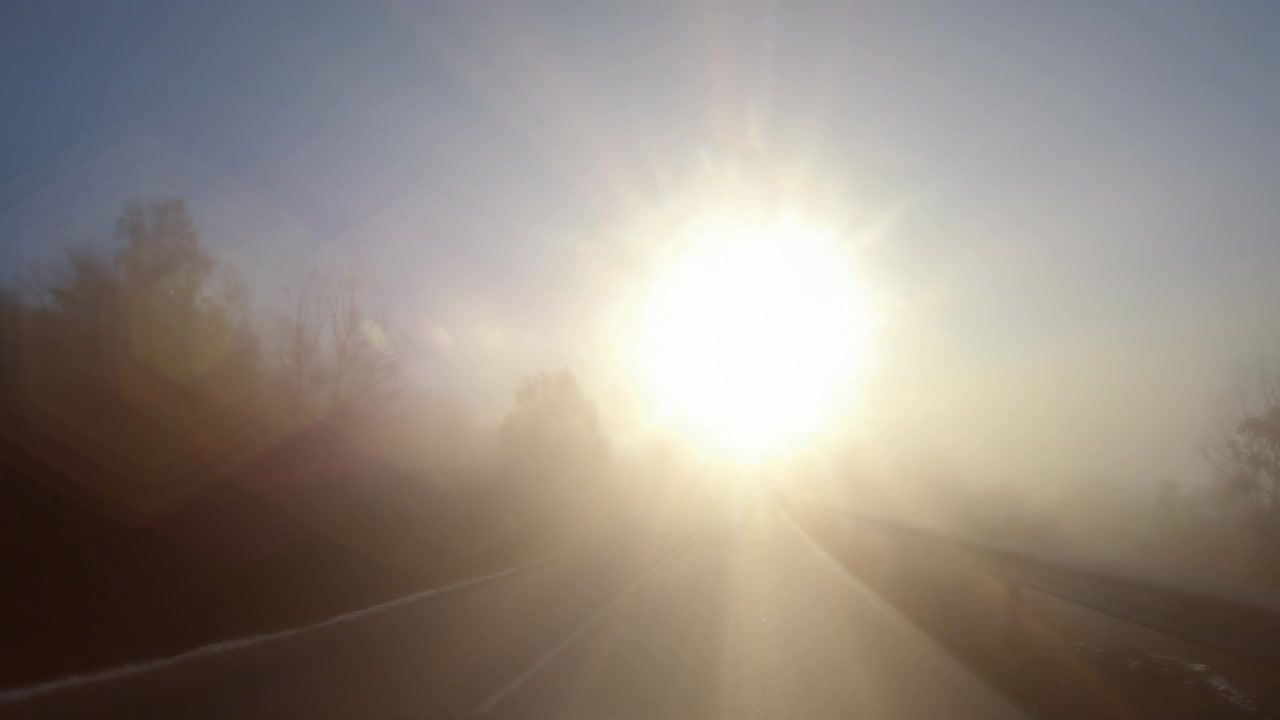 汽车在雾中行驶。恶劣的冬季天气和道路上危险的汽车交通视频素材