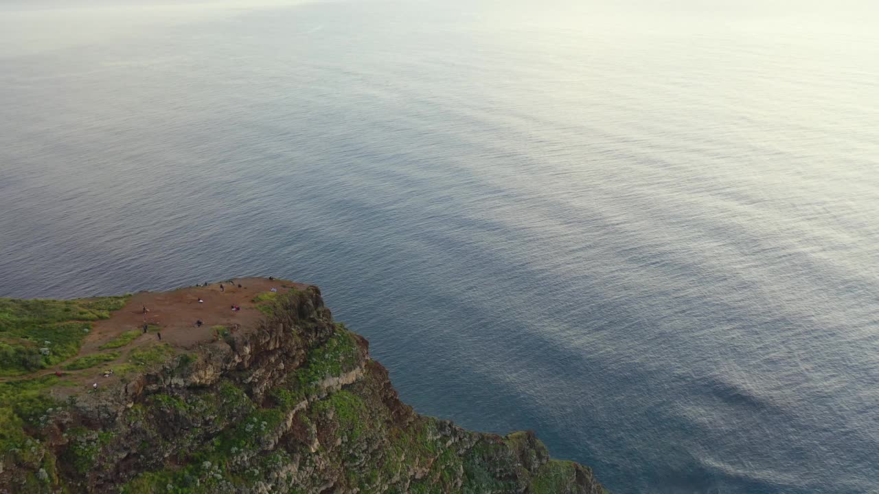 史诗般的飞越海洋，从上面看水和陆地。伟大的视频与大波浪。视频素材