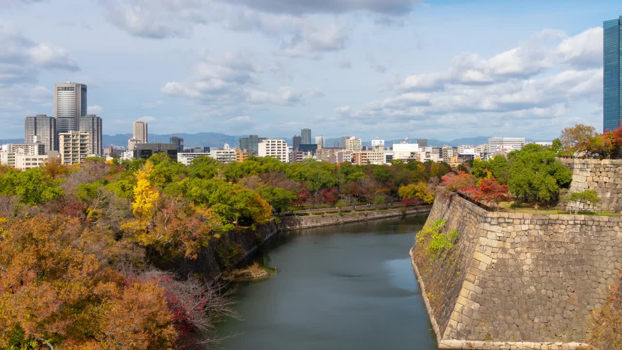 时光流逝的摩天大楼大阪现代建筑日本大阪市的秋叶季节视频素材