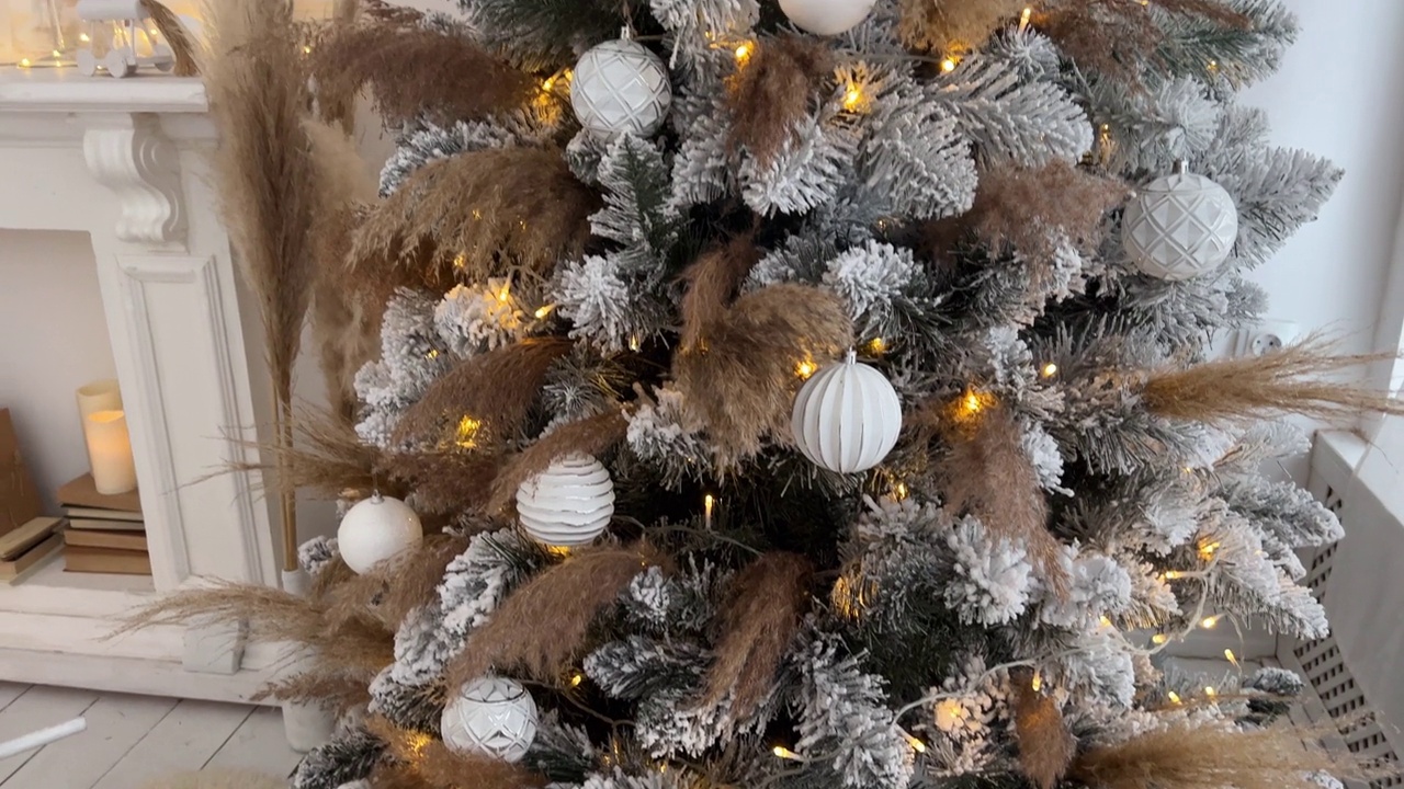 Close up Christmas Tree with lights and balls in beige, gold and white colors. Сelebration atmosphere视频素材