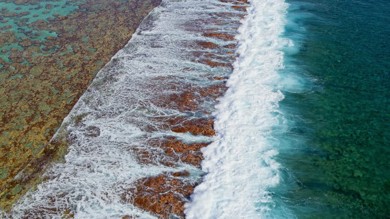 在清晰的海洋礁石和海浪上的天线视频素材