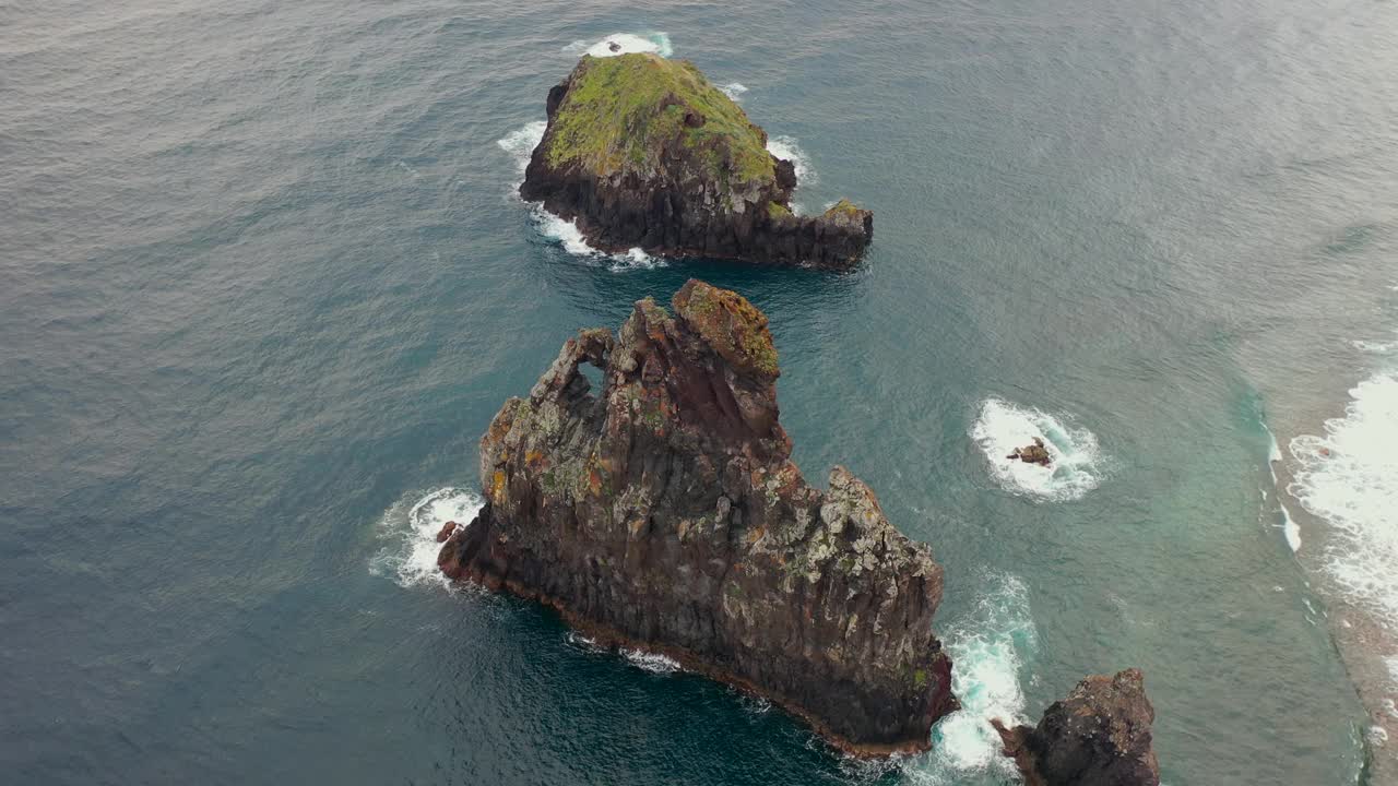 空中，轨道，无人机拍摄的Ilheus da肋弓，在Ribeira da Janela海岸，雾天，在马德拉，葡萄牙。视频素材