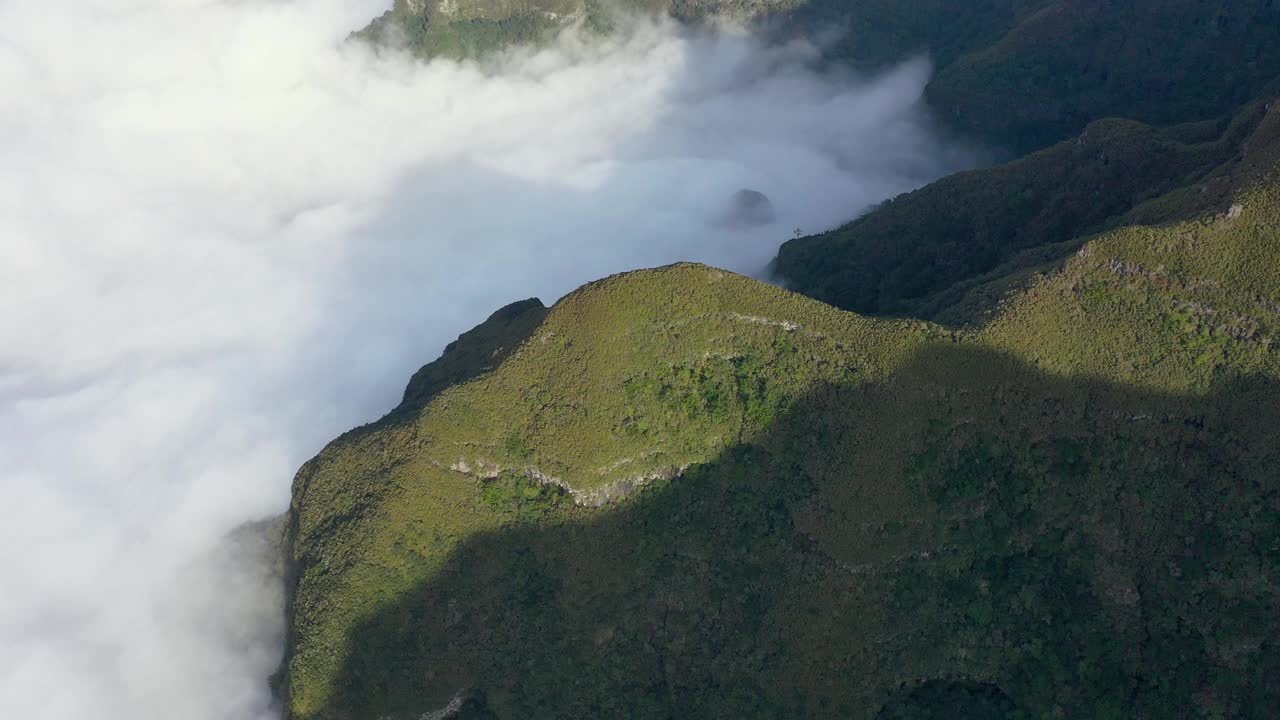 Awesome shot with a drone over the high mountains of Madeira and over the viewpoint called Pica da Cana. Great sea of ​​fog in the Portuguese valley.视频素材