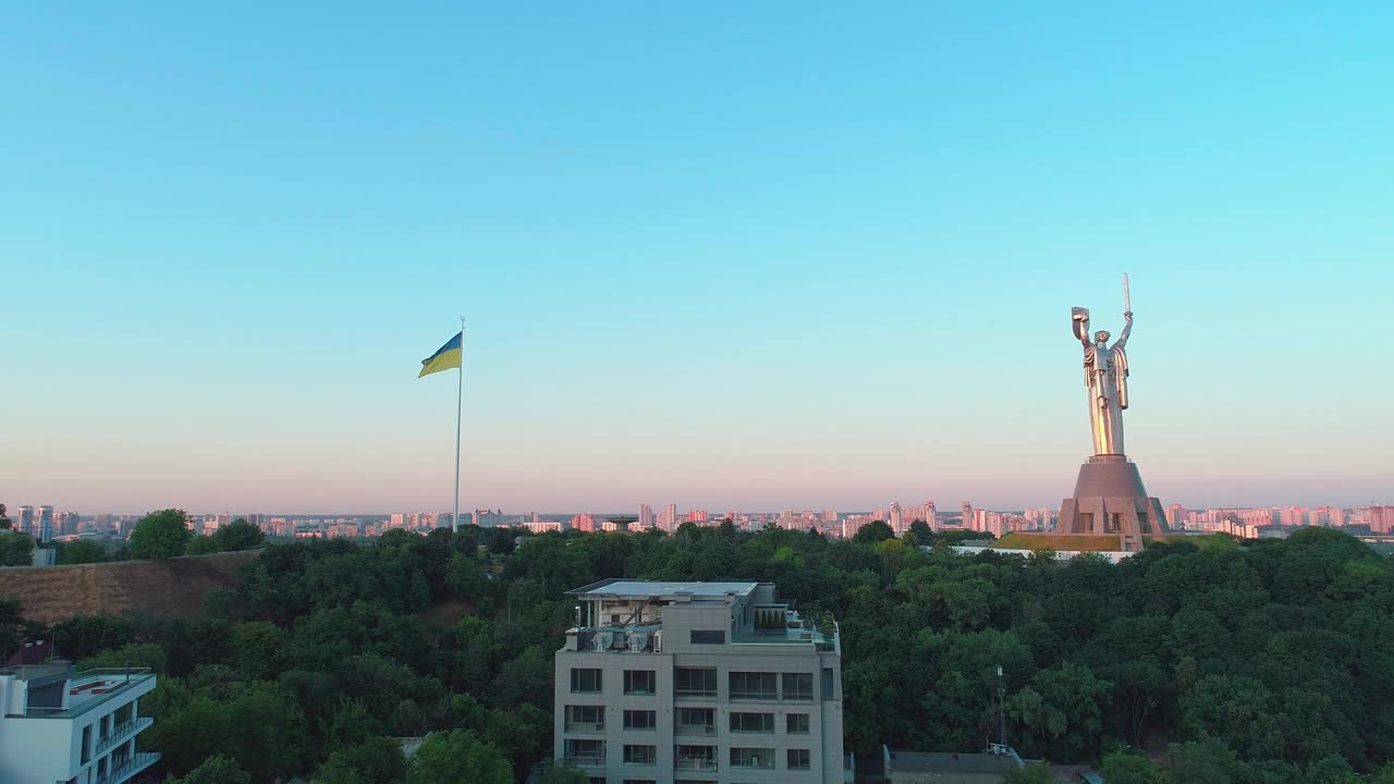 基辅的夏夜，地点“Tsarskoye Selo”，从无人机上拍摄。视频素材