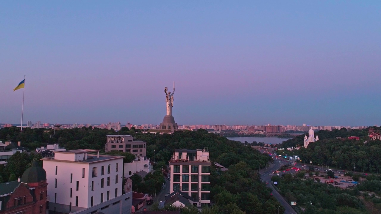 基辅的夏夜，地点“Tsarskoye Selo”，从无人机上拍摄。视频素材