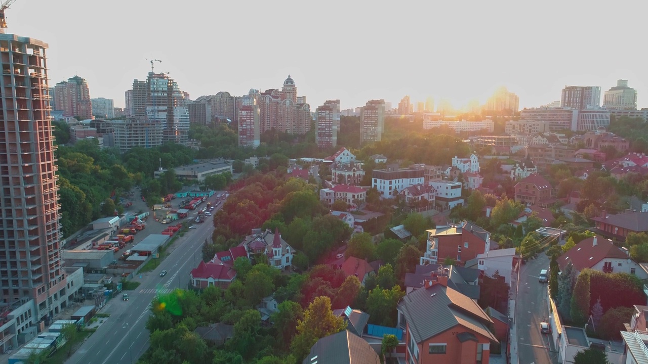 基辅的夏夜，地点“Tsarskoye Selo”，从无人机上拍摄。视频下载