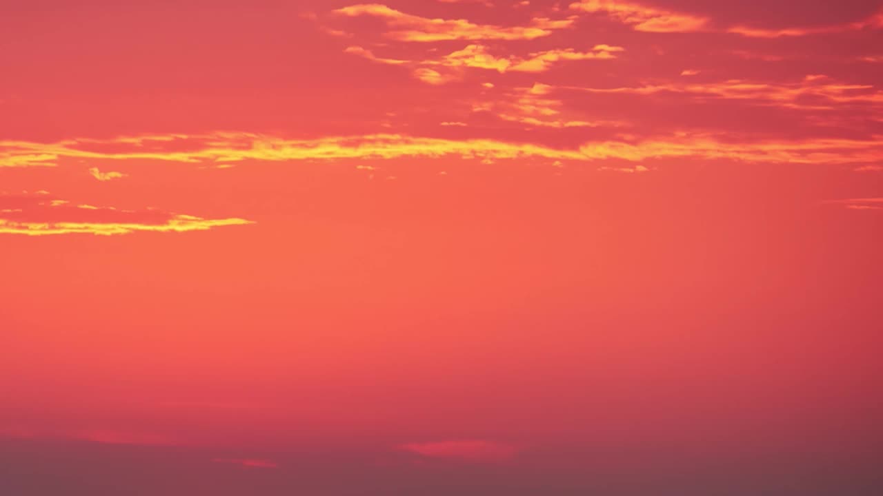 一个大红太阳在黎明的天空，一个炎热的夏季景观。清晨的天空阳光灿烂视频素材