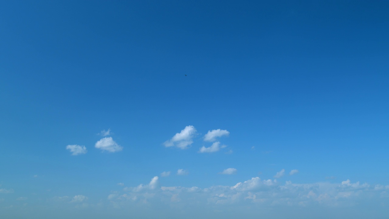 蓝蓝的天堂夏日云景。滚滚浮肿的白云在移动。间隔拍摄。视频素材