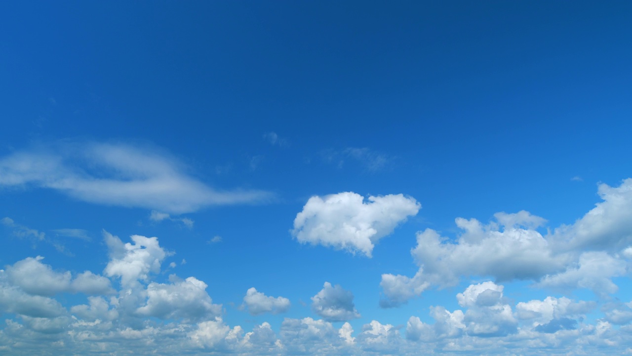 白云背景。蓝色的天空与复制空间背景。时间流逝。视频素材