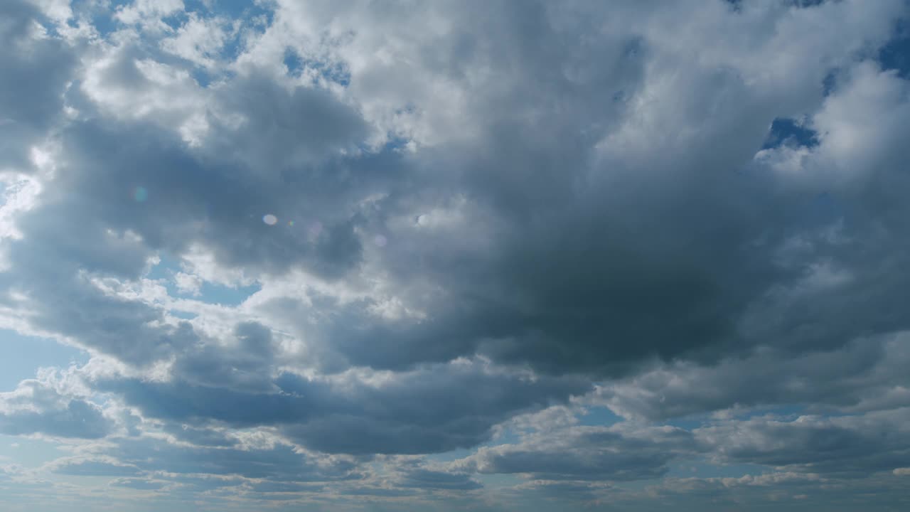 白色和蓝色的天空与层和层积云。晚上天气很热。热带夏日的阳光。间隔拍摄。视频素材