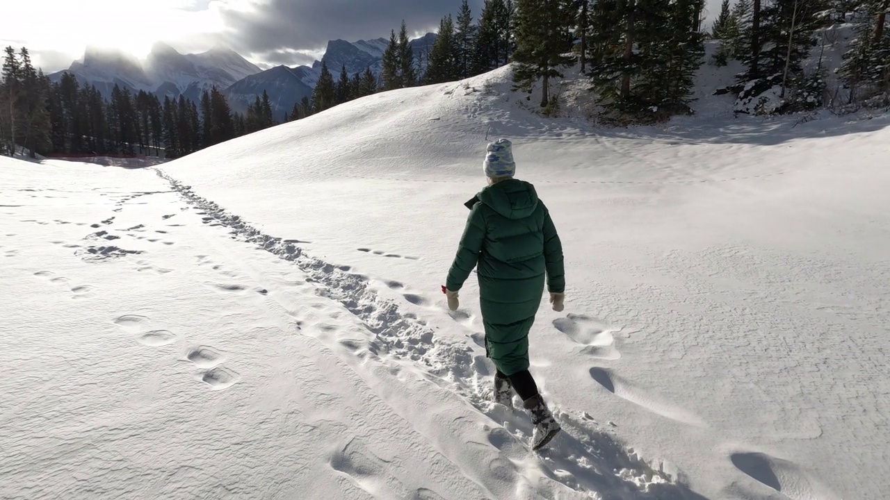 第一人称视角的女人走在雪冬天的道路视频素材