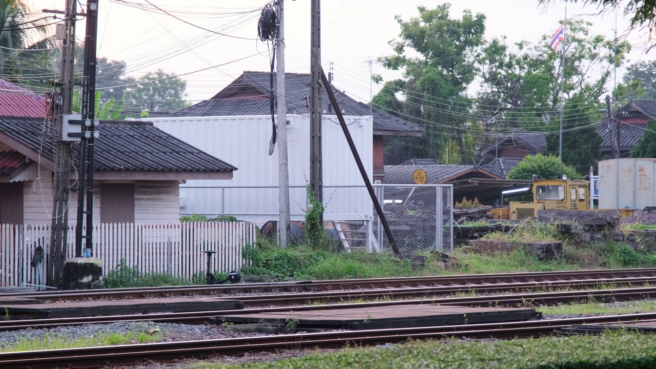 南邦火车站的柴油火车头前视图。火车以泰国美丽的自然之路到达目的地。视频素材