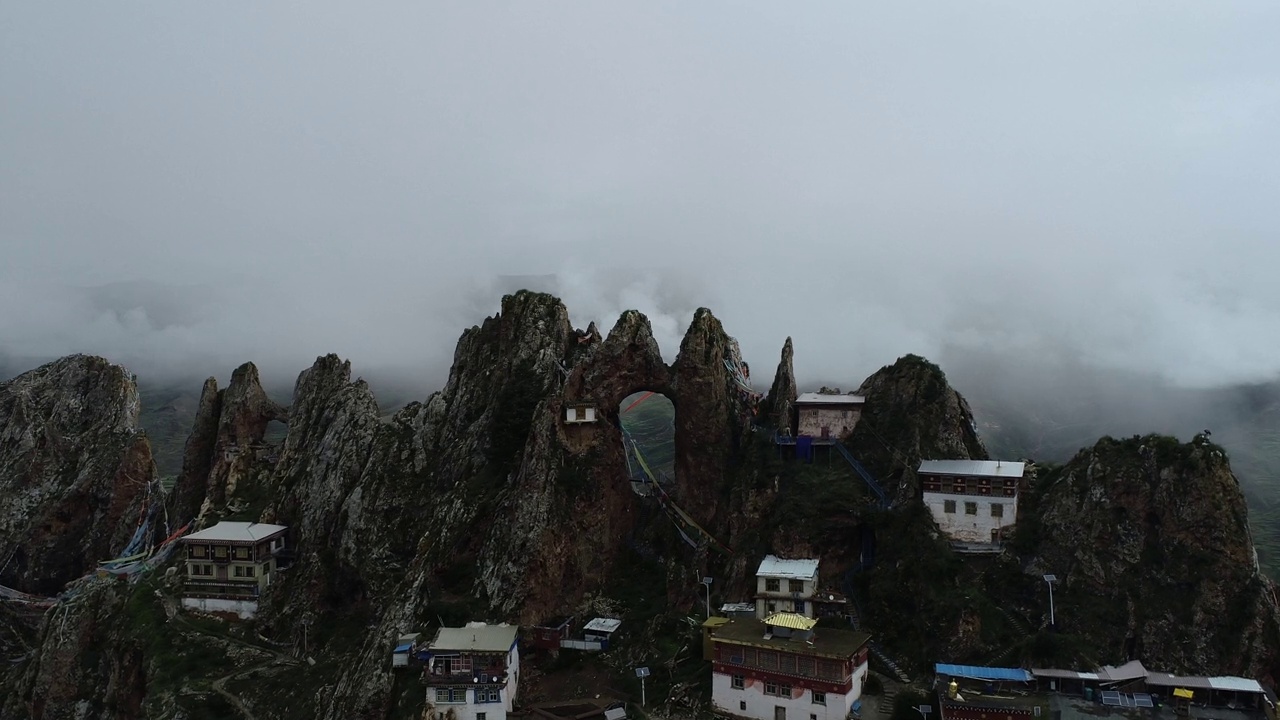 紫竹寺，海拔约4800米，建于三千年前的西藏昌都定庆县，是苯教最古老、最重要的寺庙之一视频素材