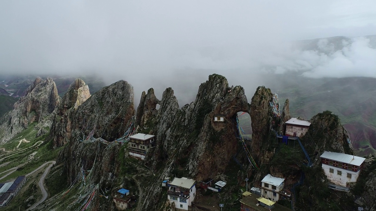 紫竹寺，海拔约4800米，建于三千年前的西藏昌都定庆县，是苯教最古老、最重要的寺庙之一视频素材