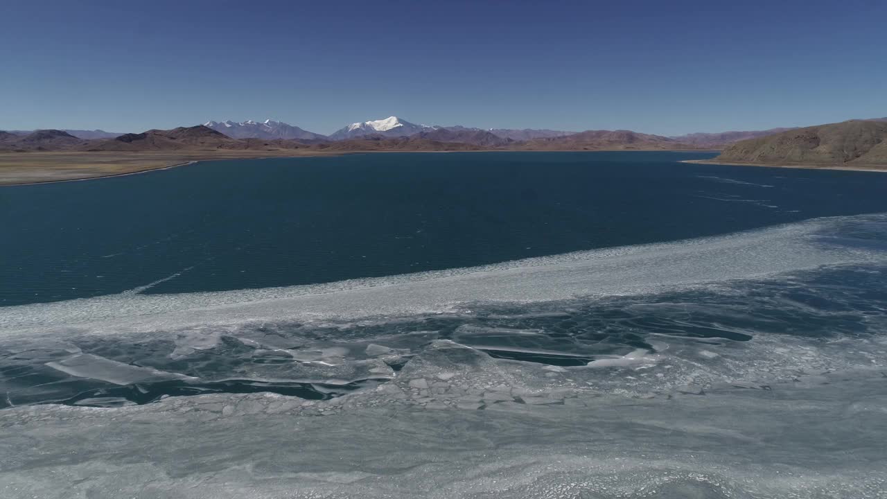 中国西藏著名的羊卓雍措湖的迷人景色视频素材