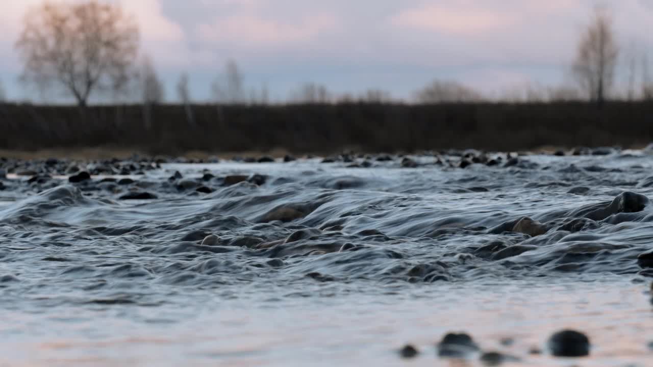 平静的河。流动的河水的美景。水流充裕的总平面图视频素材