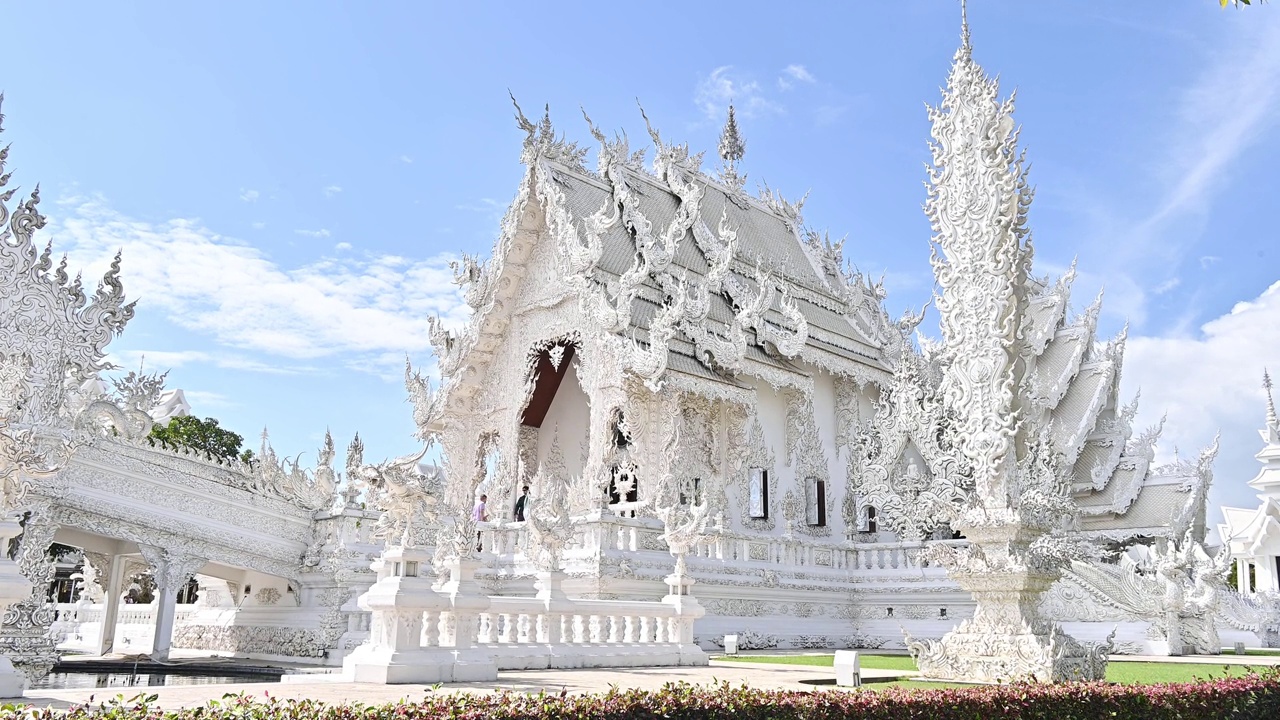 白寺(Wat Rong Khun)是泰国北部清莱省的标志性佛教地标，有着令人惊叹的奇异建筑和设计。视频素材